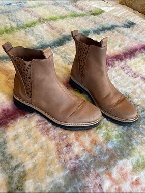 Toms Tan Chelsea Boots with Leopard-Pattern Elastic Panels